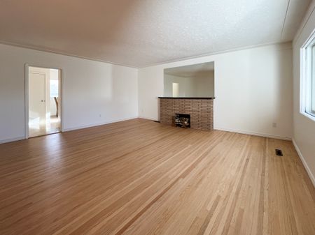 Spacious 4 Bedroom Home In Desirable Highlands – Character, Comfort & Convenience! - Photo 2