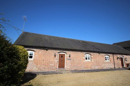 Two Bed Barn Conversion - Photo 2