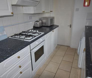 4 Bed Semi-Detached House, Honeysuckle Road, SO16 - Photo 3