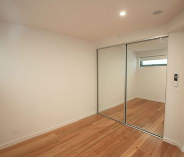 Stunning 2 bedroom townhouse in highly sought after location - Photo 5