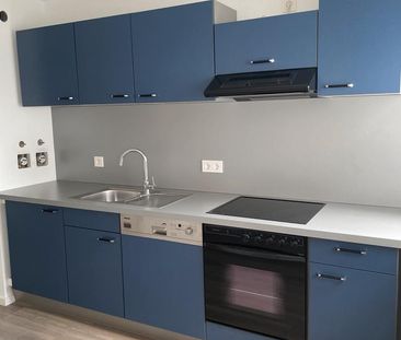 Exklusive 2,5-Zimmer-Wohnung mit Balkon, Einbauküche & Stellplatz - Photo 1