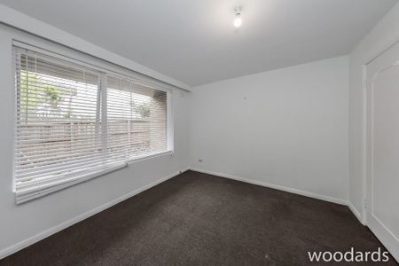 Freshly painted, spacious two-bedroom apartment - Photo 5