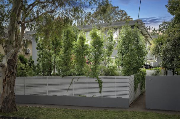 Stylish & Spacious Glen Iris Retreat - Photo 1