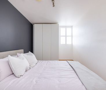 Water views and lifestyle convenience in a prized Randwick pocket - Photo 4