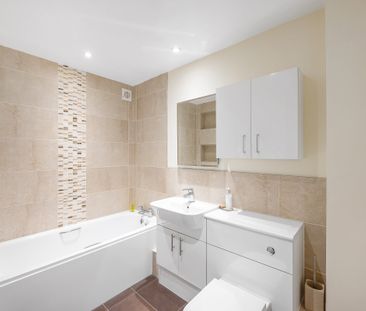 Selhurst Close, London, SW19 ground floor flat to rent - Photo 4