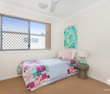 3Bd + 2.5Bth + Single Lock Up Garage + 2 Air-con + Pool + Garden - Photo 5