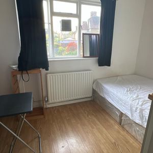 Stylish Double Room in London Flatshare – Rowsley Avenue London - Photo 3