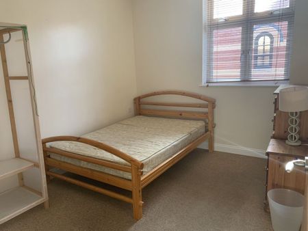 1 Bedroom Flat - Photo 2