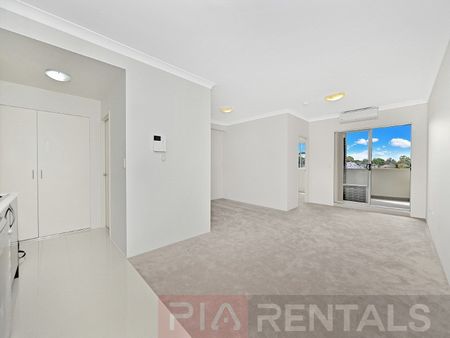 Well Proportioned Executive Living 1 Bedroom + Study Area - Photo 3