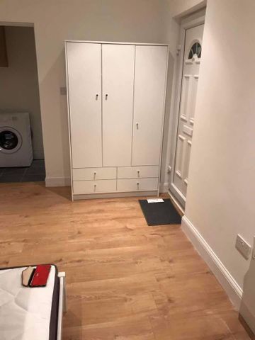 1 bedroom in a house share to rent - Photo 2