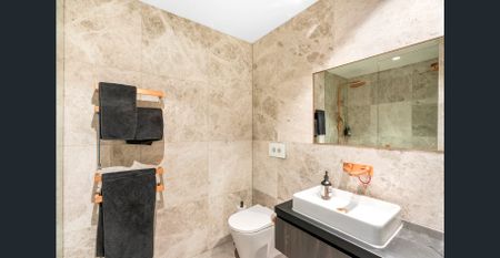 Private Luxury Living with Panoramic City, Bay & Lake Views - Photo 2