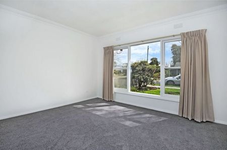 19 Alexander Avenue, Wendouree - Photo 2