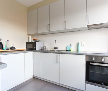 Ruim appartement met 2 slpk op goede ligging - Photo 2