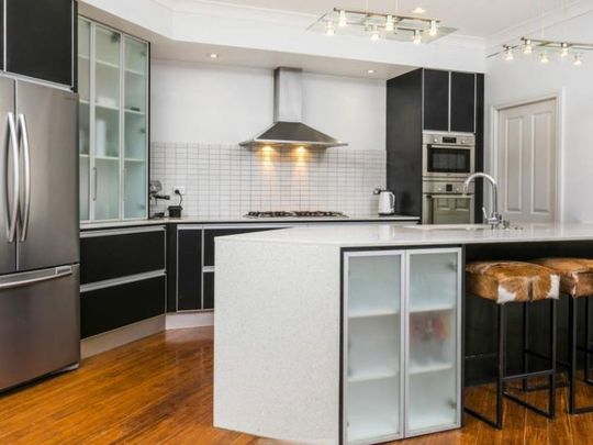 Greenhithe, 2 Oscar Road - Photo 1