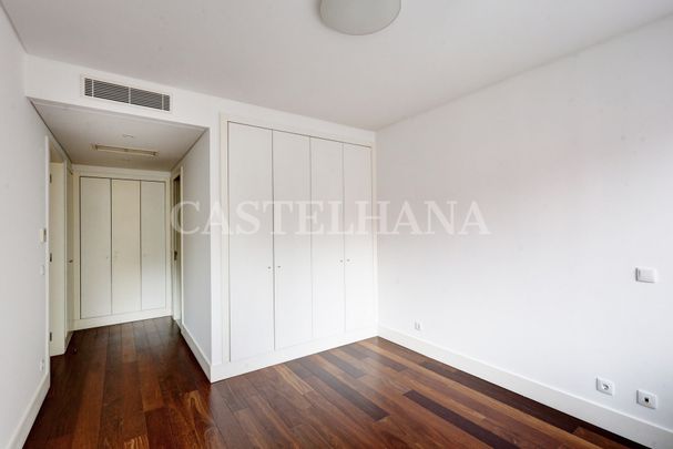 Apartamento T2 com garagem e jardim na Junqueira, Alcântara - Photo 1