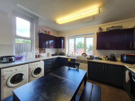 1 bedroom in a house share to rent - Photo 4