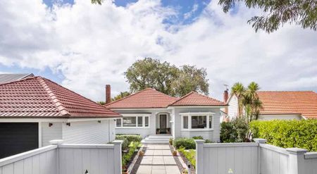 Expansive Family Home with Pool - Photo 2