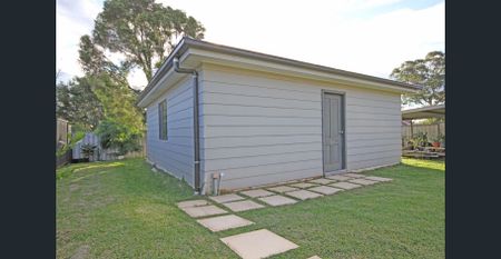 Modern 2 bedroom Flat. Walk to Train, Shops and Schools - Photo 2