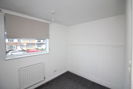 3 Bedroom Mid Terraced House - Photo 2