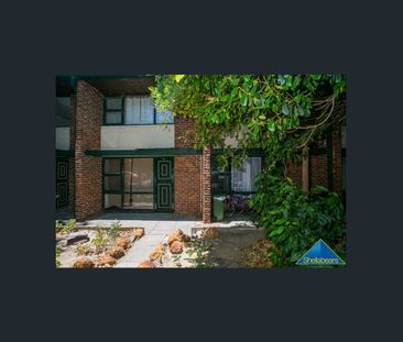 Spacious Art Deco Unit - Light & Bright - Photo 3