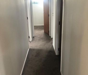 Fantastic 3-Bedroom Home in Central Papakura - Ideal for Your Exten... - Photo 3