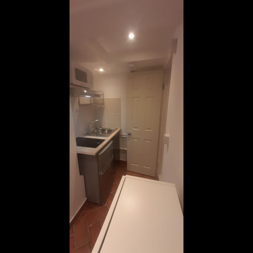 Studio Flat, Addison Road, W14 - Photo 1