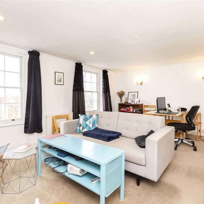 A large and bright two bedroom apartment set on the top floor of this period conversion just moments from Upper Street. - Photo 1