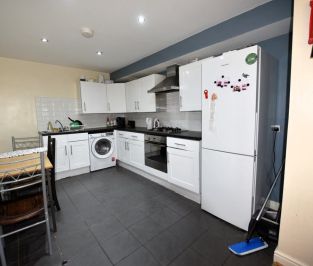 3 bedroom Flat in St Annes Road, Leeds - Photo 1