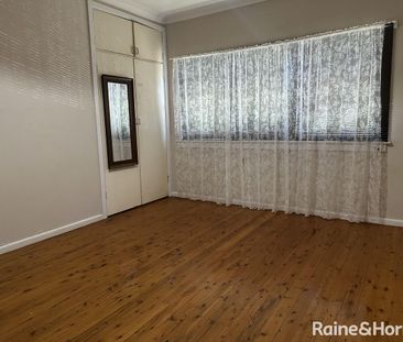 Two Bedroom Home With Spacious Backyard - Photo 3