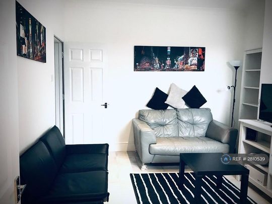 3 bedroom end of terrace house to rent - Photo 1