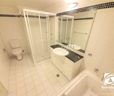 SPACIOUS 2 BEDROOM APARTMENT OVERLOOKING VILLAGE GREEN - Photo 5