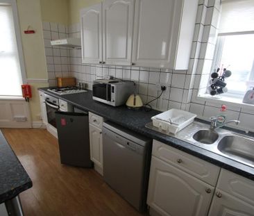 1 bedroom in a flat share to rent - Photo 4