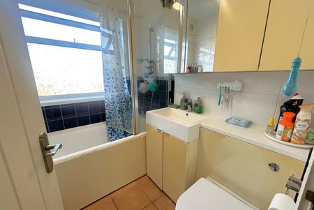 Brantwood Gardens, West Byfleet - 2 bedrooms Property for lettings - Seymours - Photo 4
