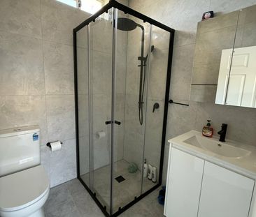 Neat 2 bedroom flat - Photo 2