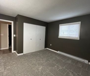 Beautifully Updated Duplex in University District – Unit B - Photo 3