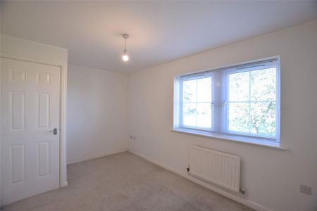 3 bedroom end of terrace house to rent - Photo 2