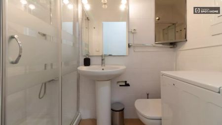 Single Bed in Room in a shared 5-bedroom apartment for rent in Horta - Photo 2