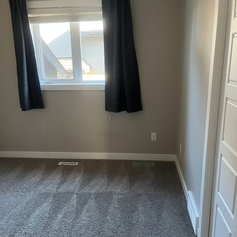 Hampton Village - 4 Bedroom/2 Bathroom Upper Unit - 726 Hargreaves Cres - Photo 1