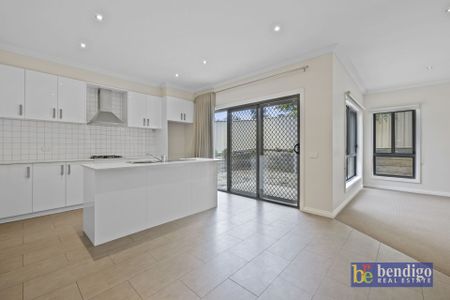 4 Bedroom Townhouse close to Bendigo Health - Photo 2