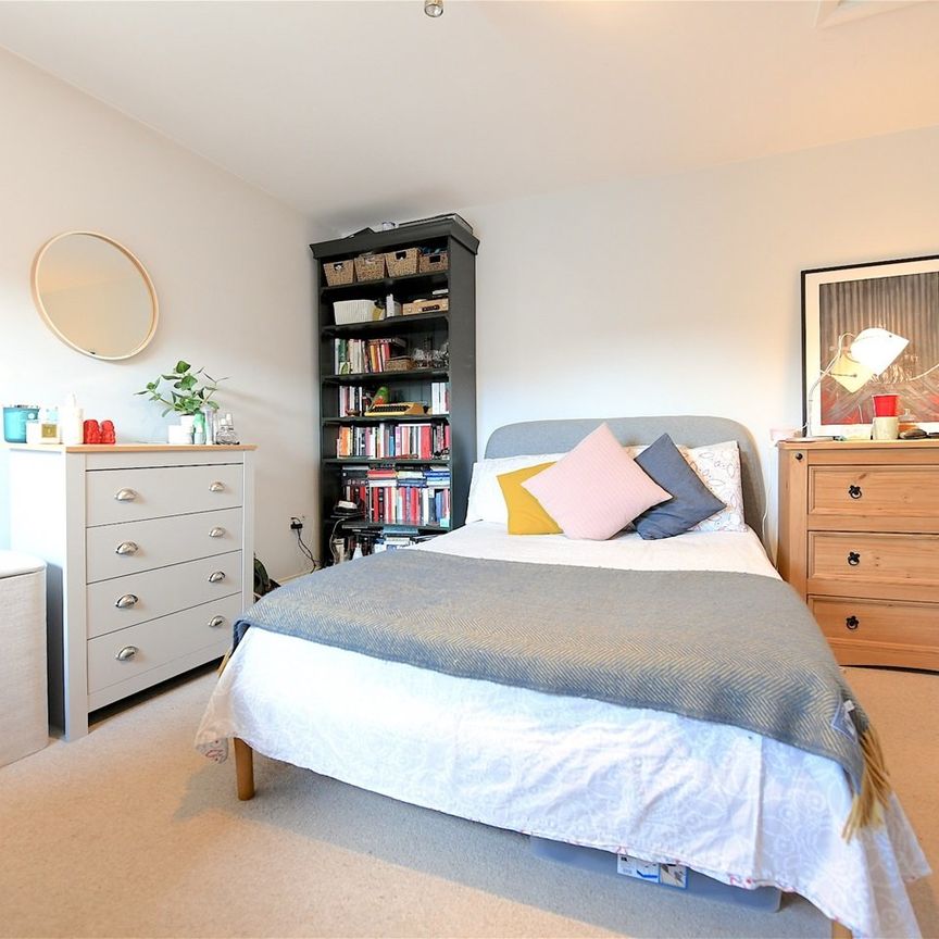 4 Bed Flat, Garratt Terrace, SW17 - Photo 1