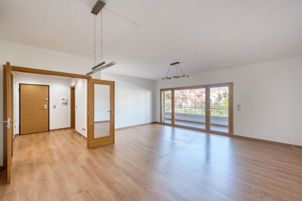 Spacious 2-bedroom apartment with terrace in Monte Estoril - Photo 1