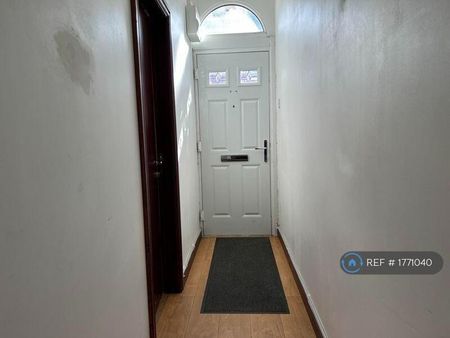 1 bedroom in a house share to rent - Photo 2