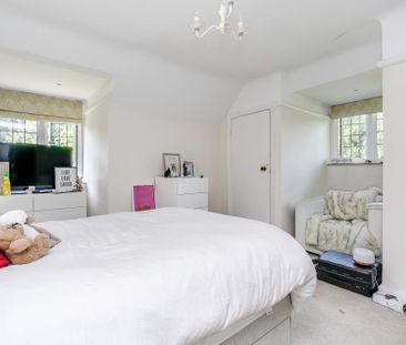 Fairwinds, 12 Oakfield Glade, Weybridge, Surrey, KT13 - Photo 4