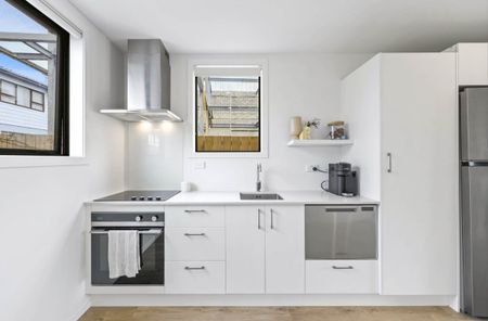 Modern home in prime location! - Photo 4