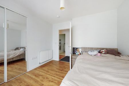 1 bedroom in a flat share to rent - Photo 2