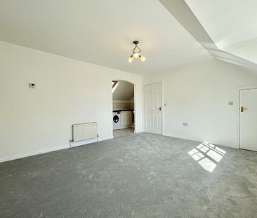 2 bed flat to rent in Peked Mede, Hook, Hampshire, RG27 9US - Photo 2