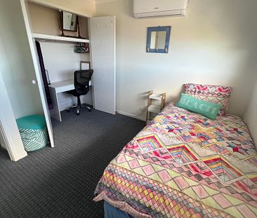 Private bedroom in shared house Helensvale close to tram and train station - Photo 4