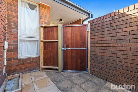 STUDIO UNIT - FURNISHED - RENT INCLUDES UTILITIES - Photo 4