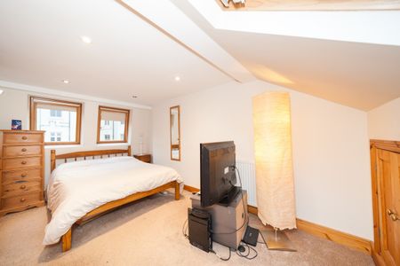 Delightful 3 Bedroom House to Let in Baron’s Court - Photo 4