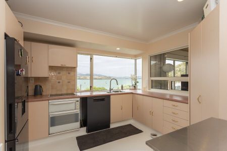 Lovely 4 Bedroom Family Home with Exceptional Views! - Photo 5